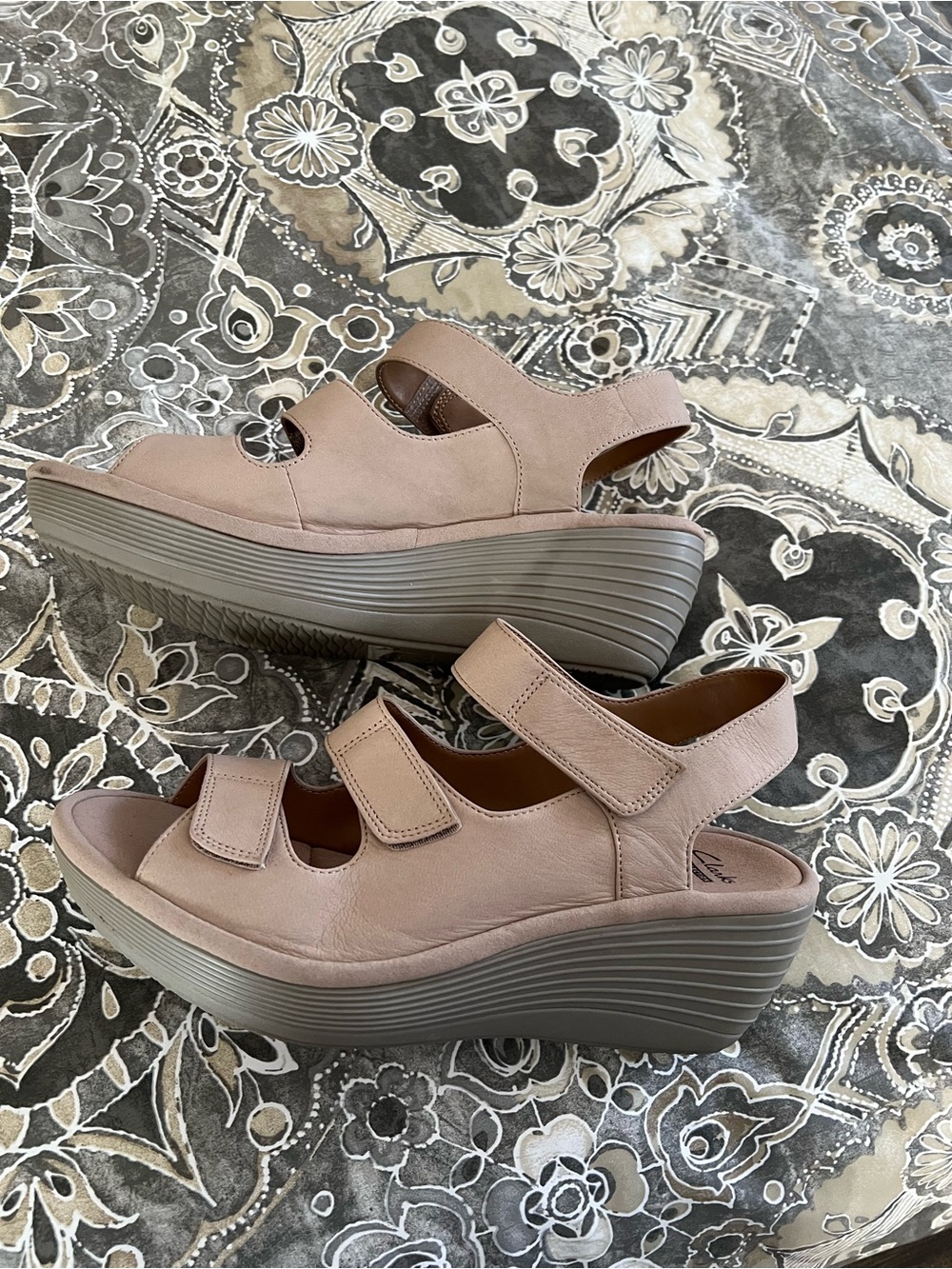 Clarks Women’s Beige/Tan Adjustable Triple-Strap Sandals 8.5 & medium - Picture 2 of 5